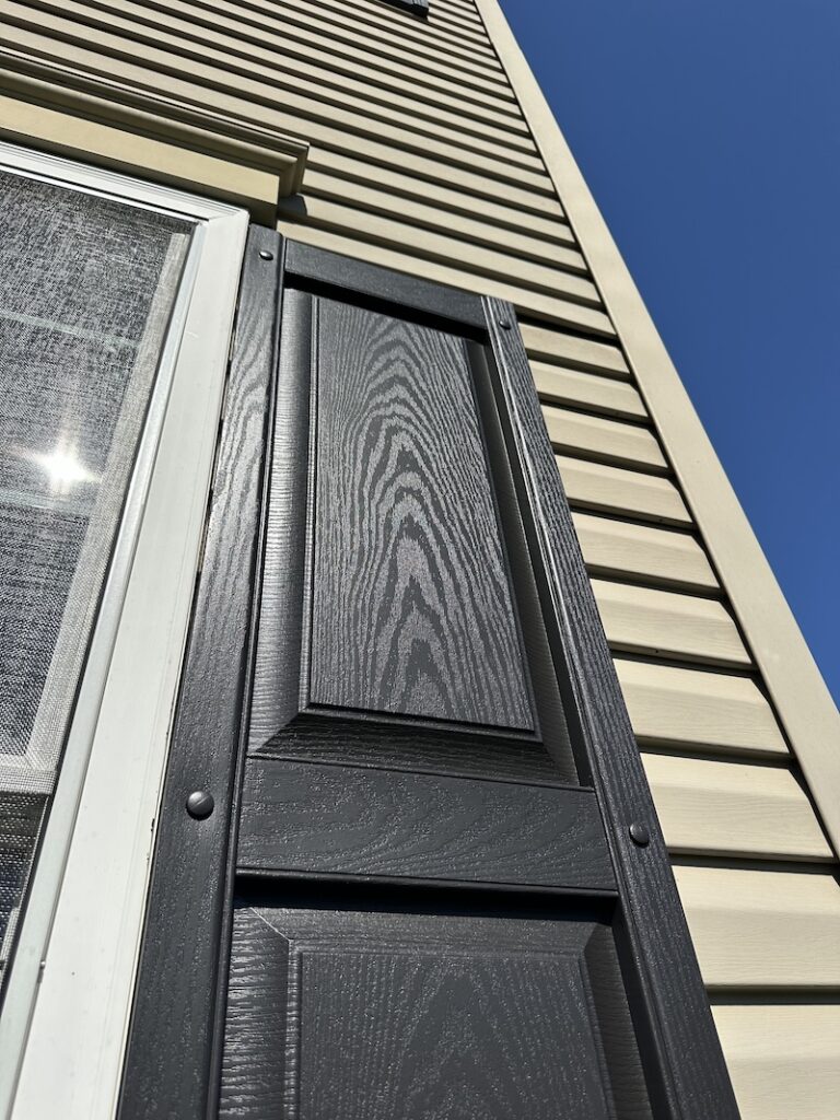 How much does it cost to paint shutter 
